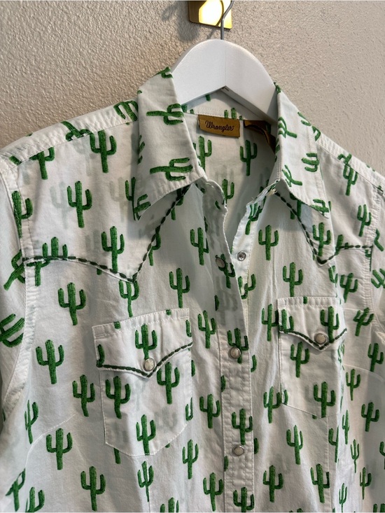 Wrangler Tops - ☀️ WRANGLER Western Pearl Snap Shirt in Green Cactus Print